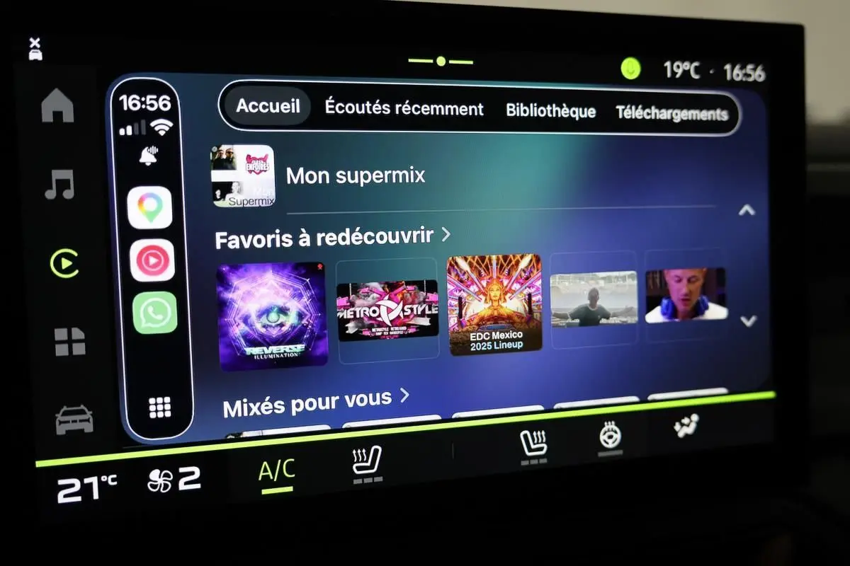 Écran tactile central du Dacia Duster 2024 affichant l’interface multimédia avec options climatisation et sièges chauffants.