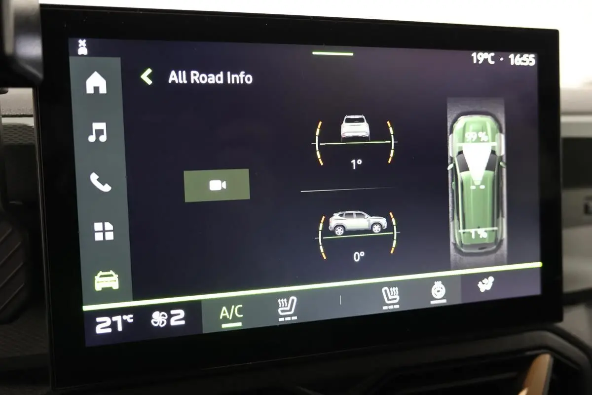 Écran tactile intérieur du Dacia Duster 2024 affichant les informations de conduite et la climatisation.