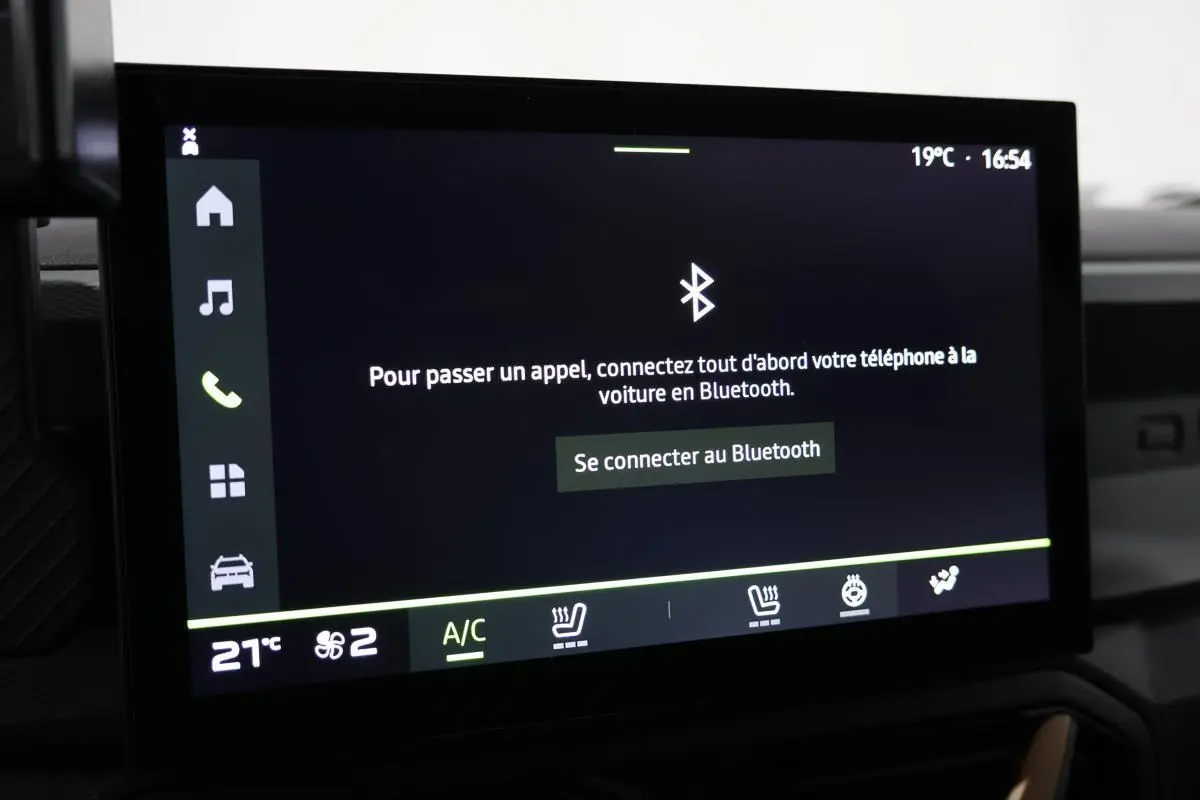Écran tactile central du Dacia Duster 2024 affichant la connexion Bluetooth, vue rapprochée intérieure.