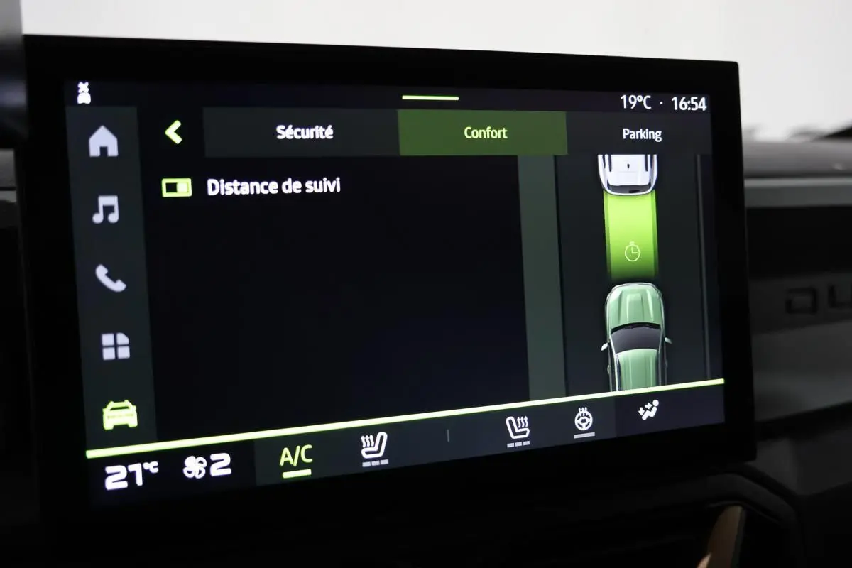 Écran tactile intérieur du Dacia Duster 2024 affichant les réglages de sécurité et confort, vue rapprochée.