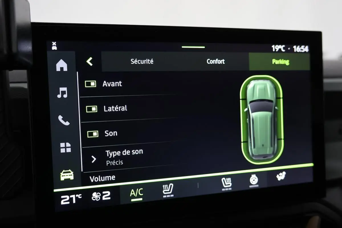Écran tactile intérieur du Dacia Duster 2024 affichant les réglages de sécurité et de parking.