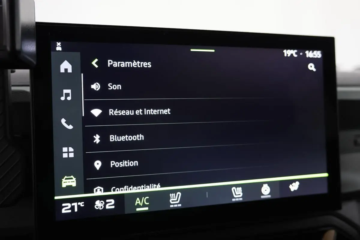 Écran tactile intérieur du Dacia Duster 2024 affichant les paramètres de connectivité et climatisation.