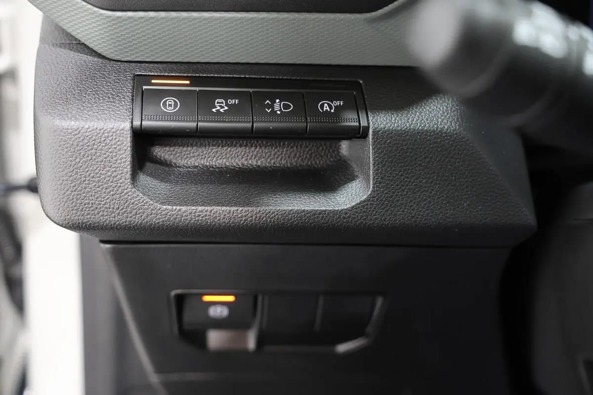 Gros plan sur les commandes de sécurité et d'assistance du tableau de bord du Dacia Duster 2024, finition Extreme.