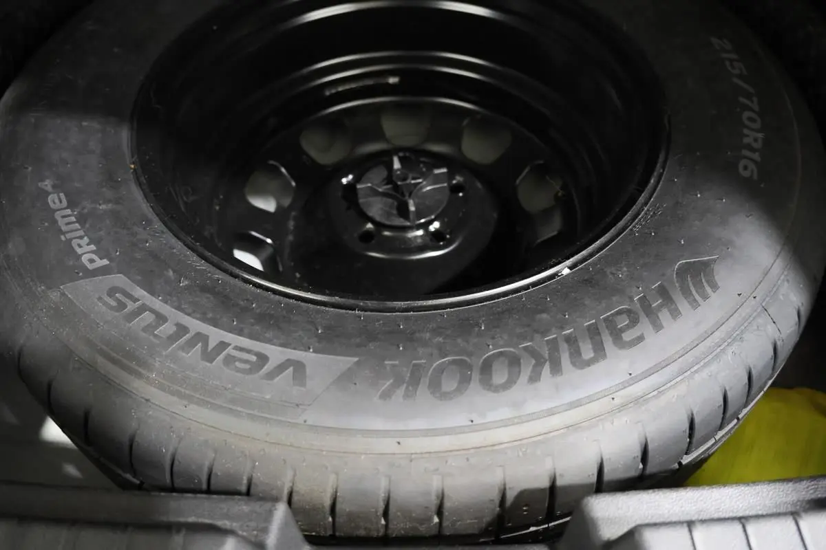 Gros plan sur une roue de secours avec pneu Hankook Ventus Prime, montée sur jante acier noire.