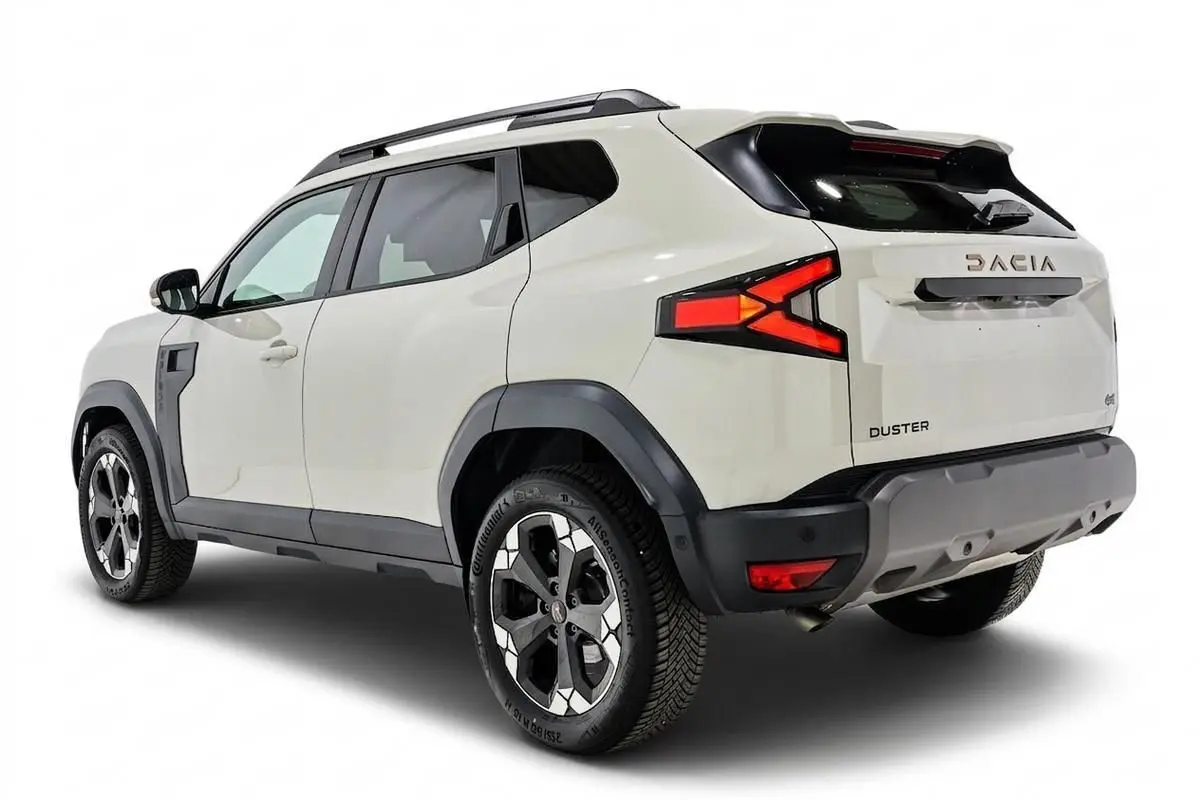 Vue 3/4 arrière droite du Dacia Duster 2024 Sandstone avec feux arrière LED et jantes bi-ton.