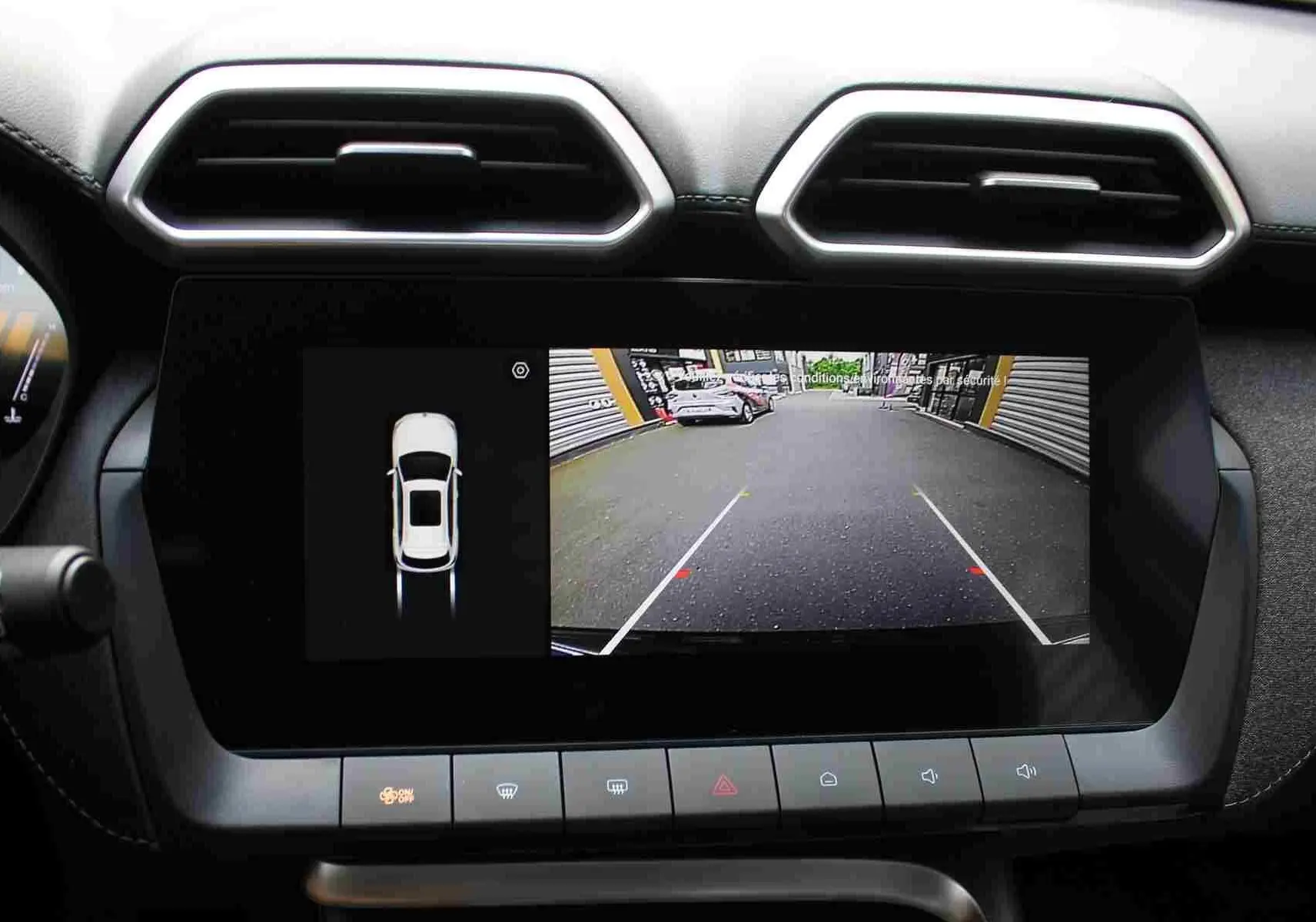 Vue frontale du MG ZS 1.5L Hybrid+ 197 ch en Pebble Black Metal avec calandre noire et phares LED distinctifs.
