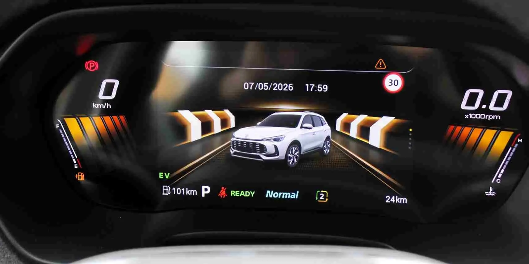 Gros plan sur la roue avant gauche noire brillante du MG ZS 1.5L Hybrid+ Pebble Black Metal, avec jante au design moderne.