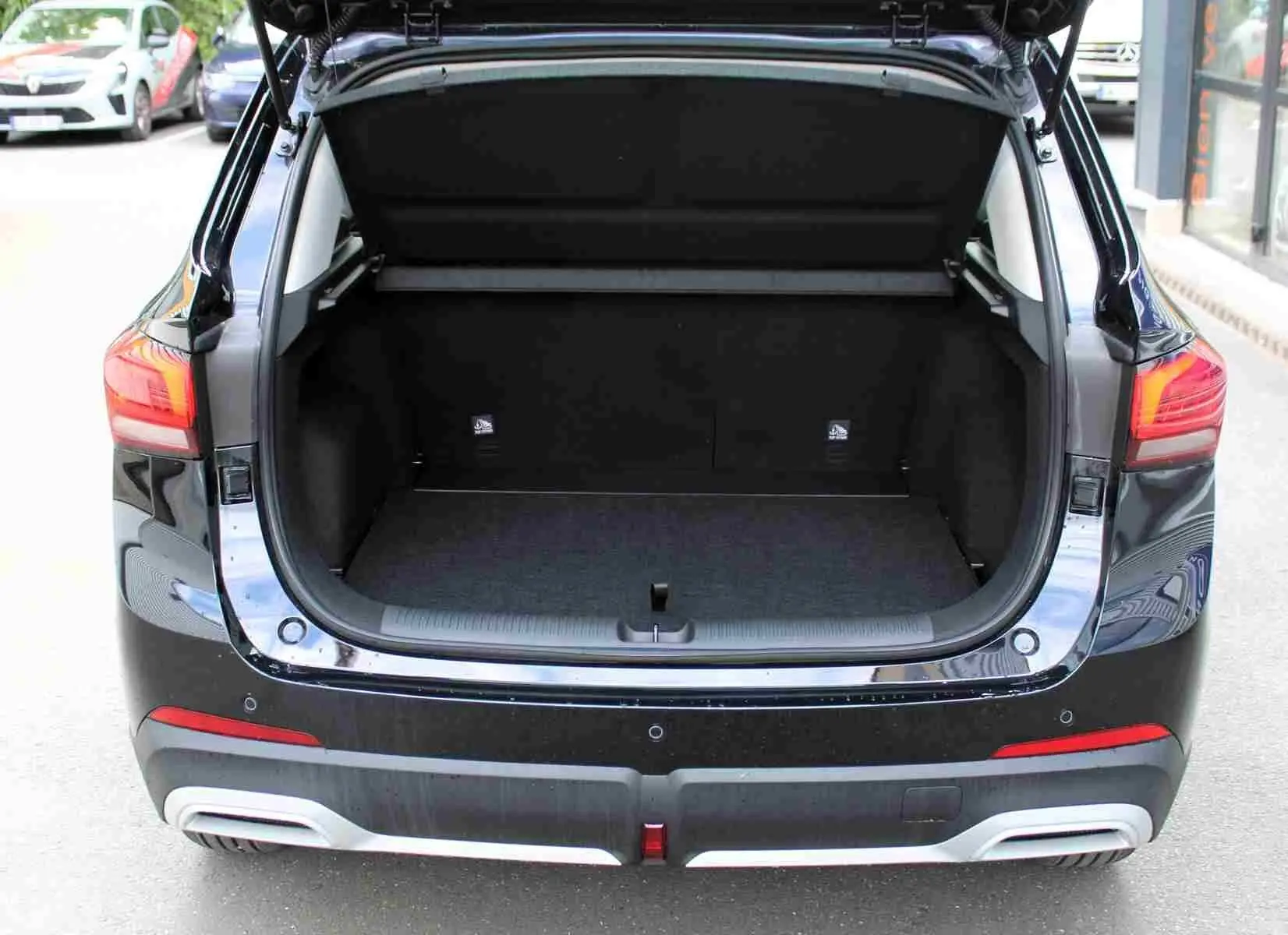 Gros plan sur la roue arrière droite noire brillante du MG ZS 1.5L HYBRID+ Pebble Black Metal avec jante au design moderne.