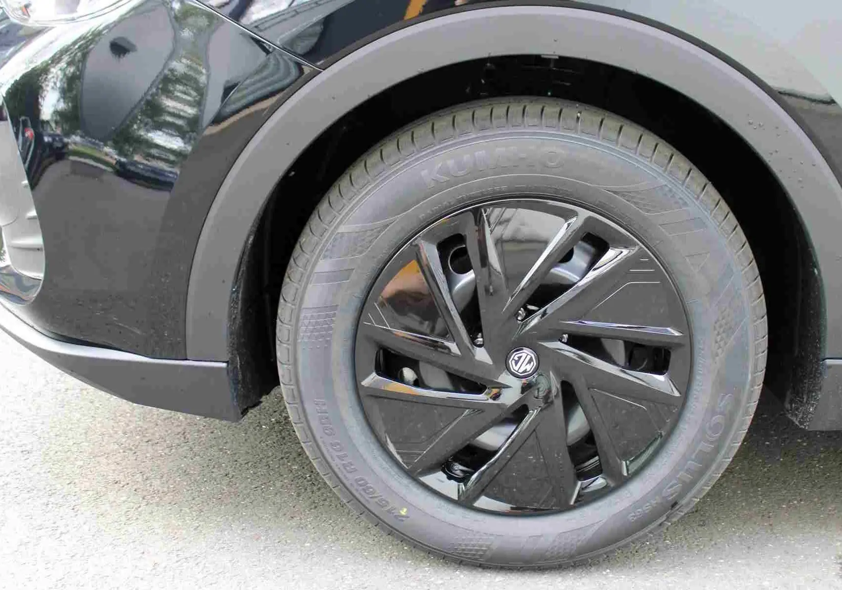 Gros plan sur la roue arrière droite noire brillante du MG ZS 1.5L Hybrid+ 2026 en Pebble Black Metal.