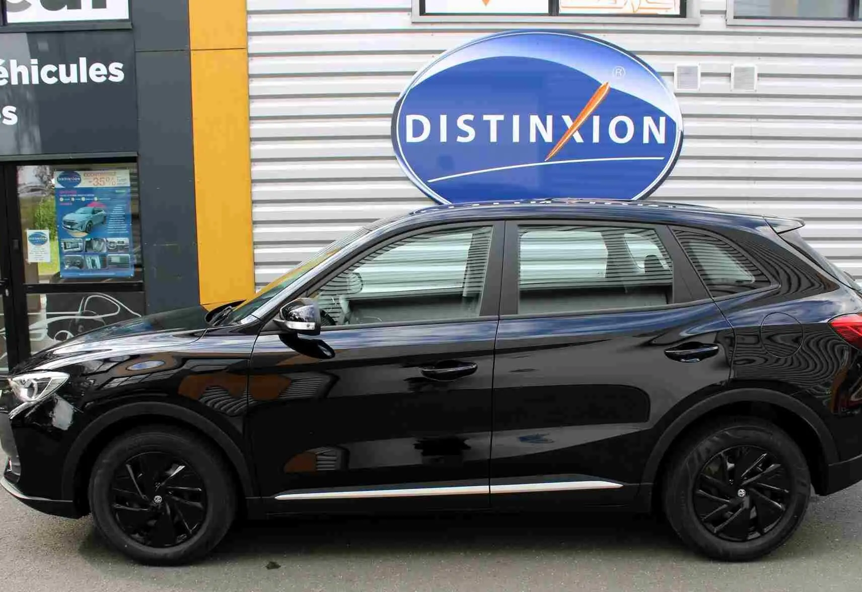 Détail de la porte côté gauche du MG ZS 2026 en tissu gris avec commandes de vitres et serrure intégrée.