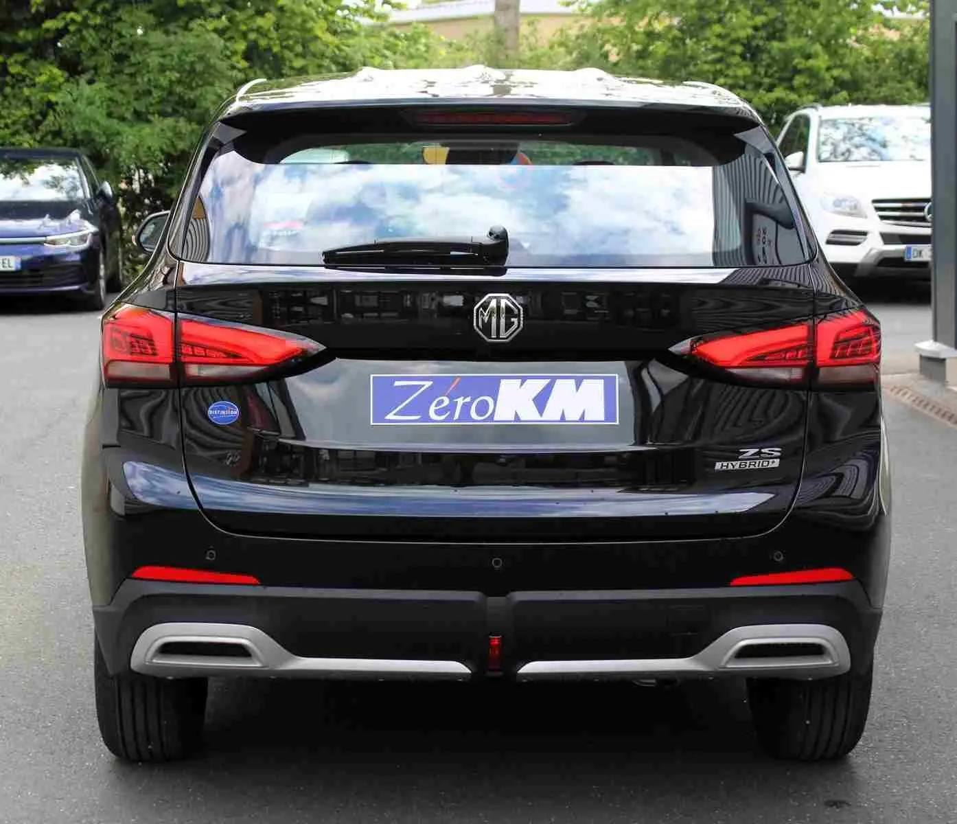 Vue intérieure côté gauche des sièges arrière en tissu gris foncé du MG ZS 1.5L HYBRID+ Pebble Black Metal 2026.