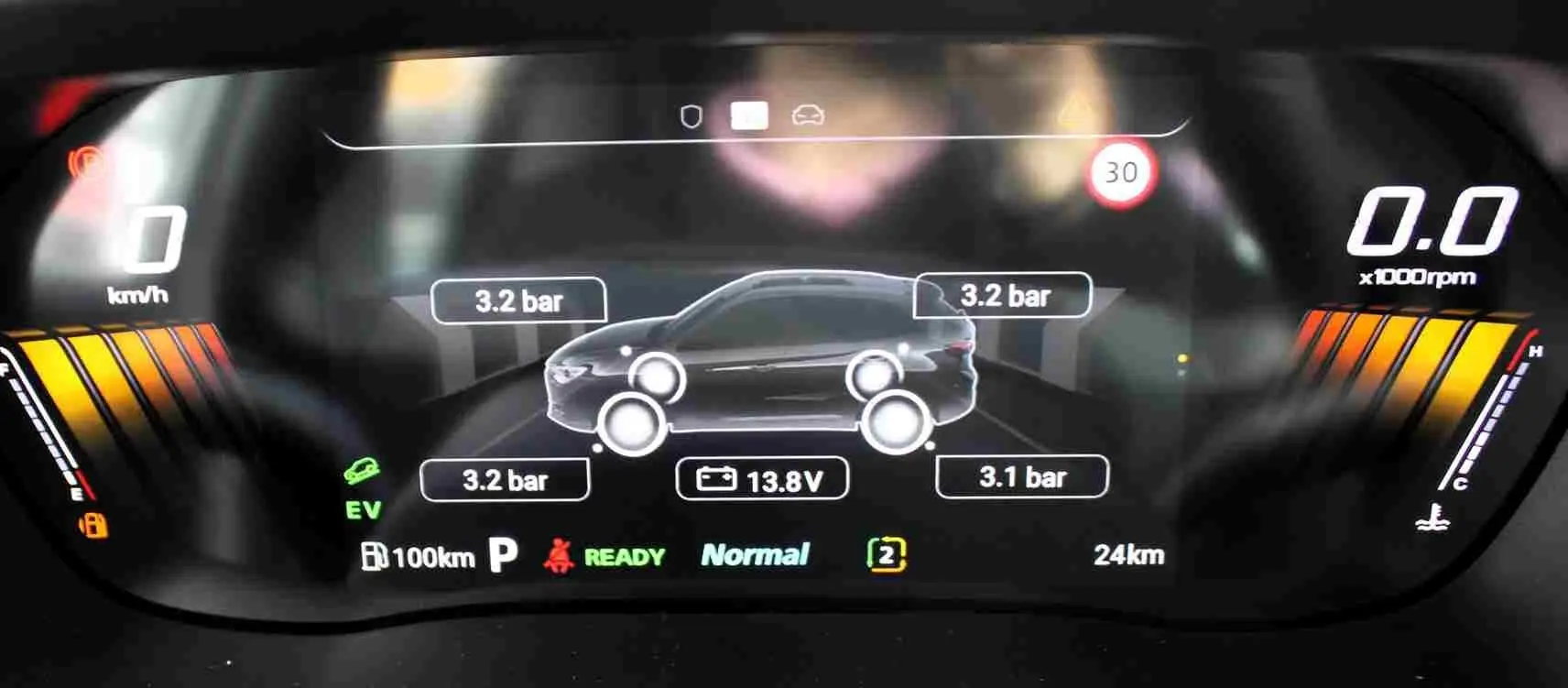Vue rapprochée du volant noir perforé du MG ZS 2026 avec tableau de bord numérique affichant un véhicule en conduite assistée.
