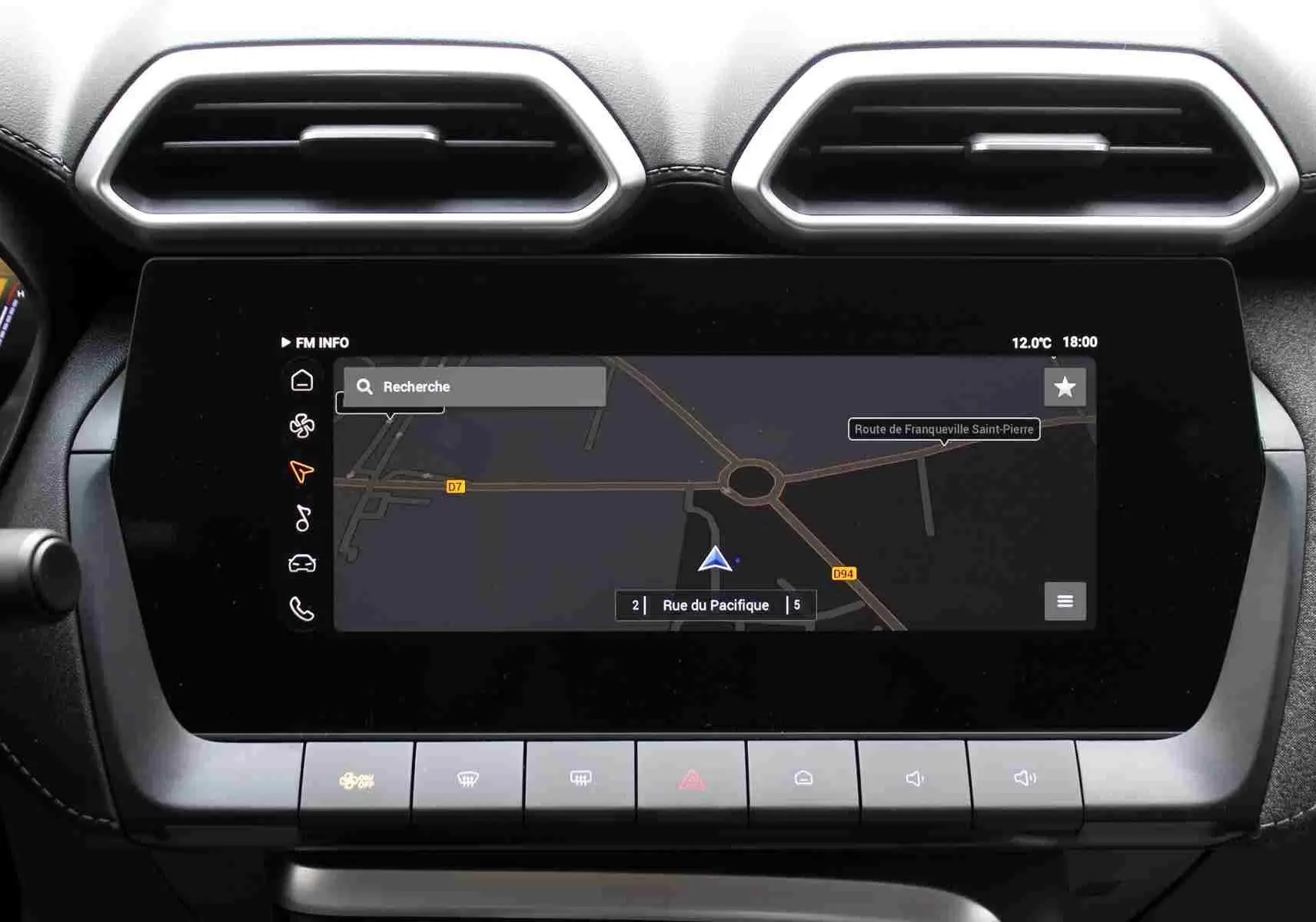 Écran tactile central du MG ZS 1.5L Hybrid+ 2026, affichant la navigation, entouré de commandes climatisation et aérateurs hexagonaux.
