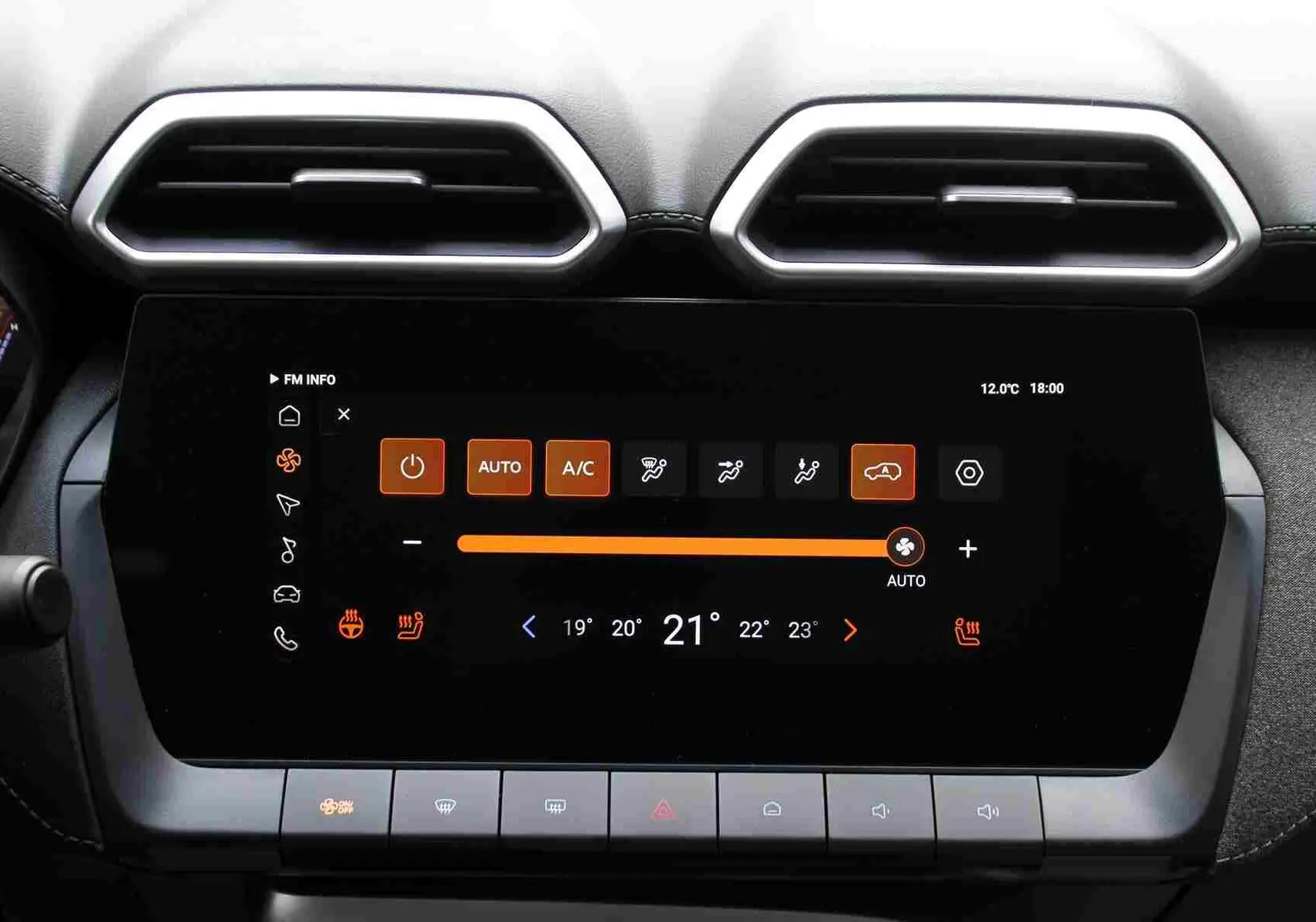 Vue rapprochée de l'écran tactile central du MG ZS 2026, affichant le menu musique USB, entouré de commandes et aérateurs.