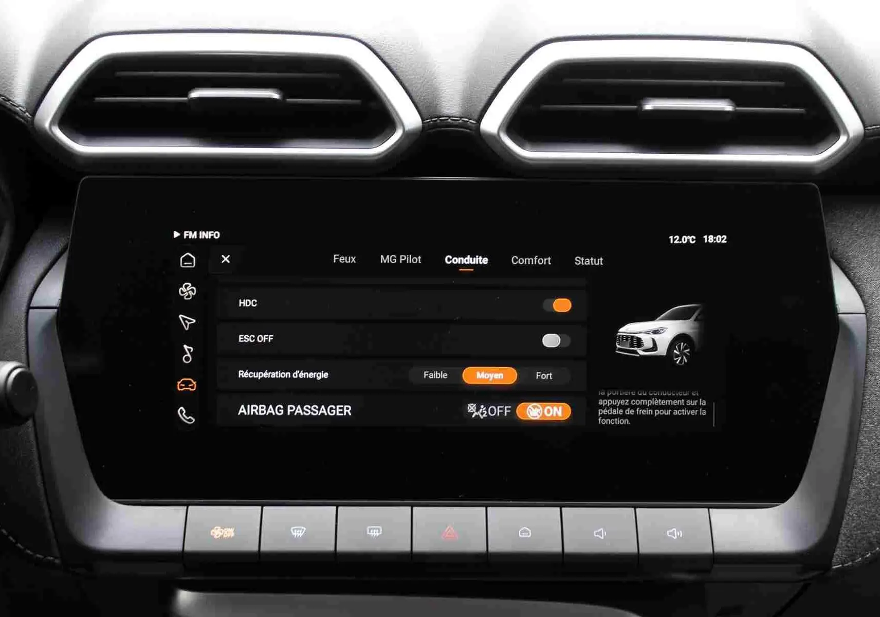 Écran tactile central du MG ZS 1.5L Hybrid+ 2026 affichant les options d'assistance à la conduite, intérieur gris.