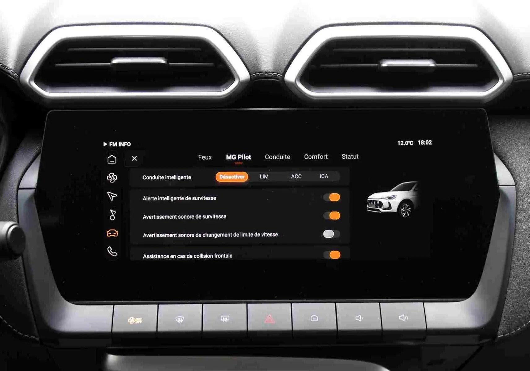 Écran tactile central du MG ZS 1.5L Hybrid+ 2026 en Pebble Black, affichant les réglages des feux et fonctions connectées.