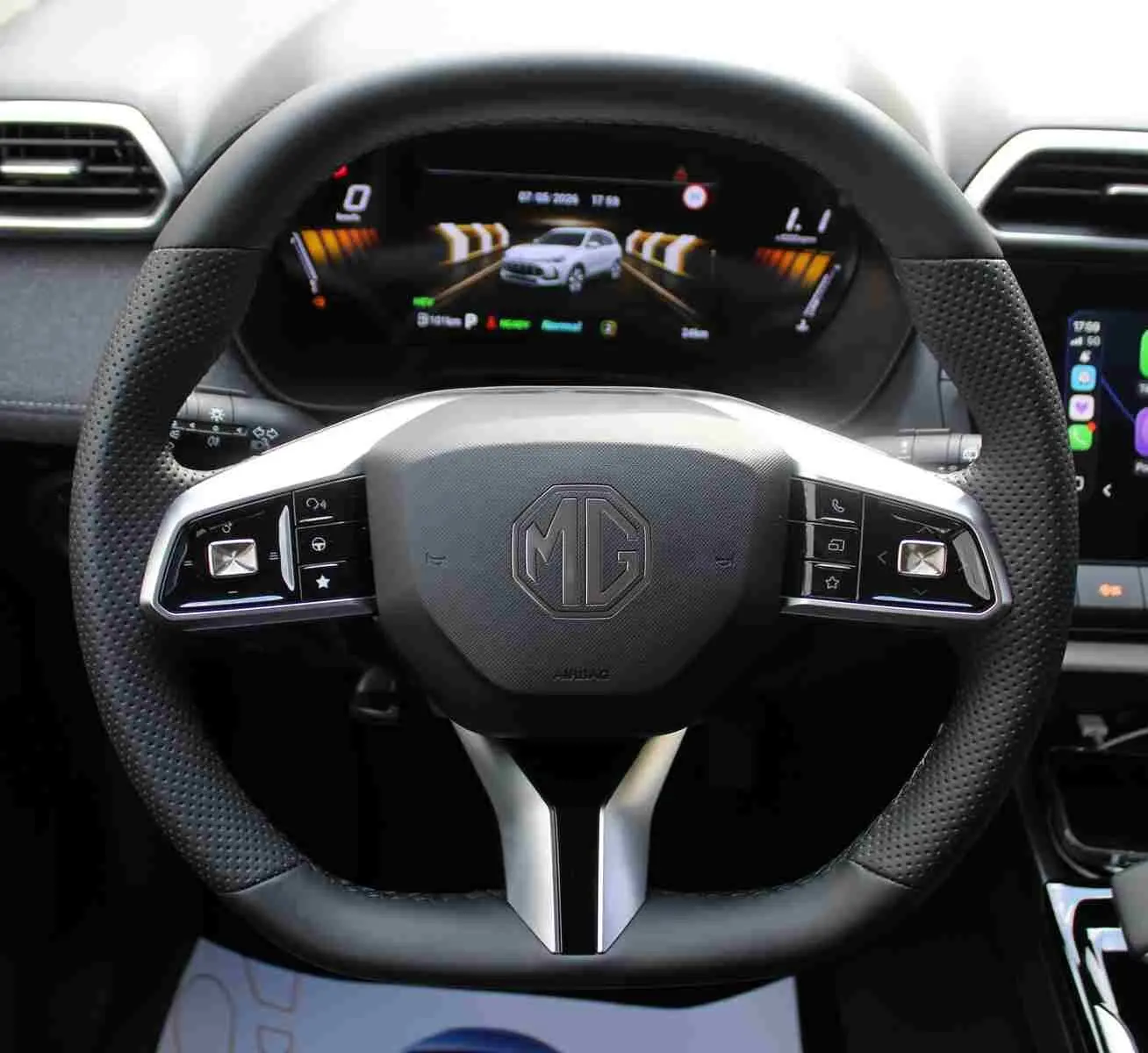 Vue 3/4 arrière droite du MG ZS 1.5L Hybrid+ noir Pebble Black Metal avec jantes noires et feux LED distinctifs.