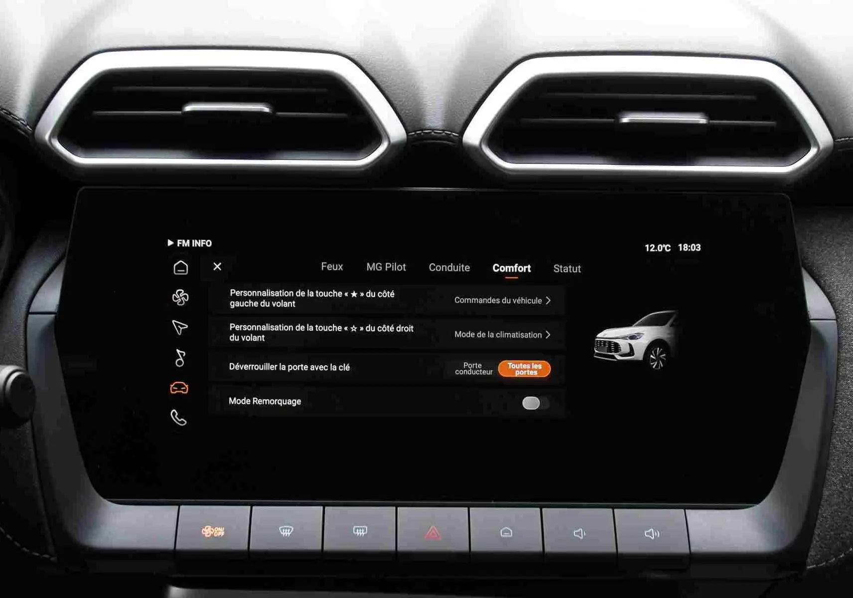 Écran tactile central du tableau de bord du MG ZS 1.5L Hybrid+ 2026 avec interface noire et commandes tactiles en bas.