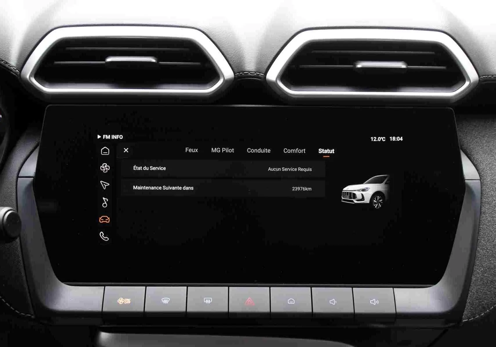 Écran tactile central du MG ZS 1.5L Hybrid+ 2026 en Pebble Black, affichant les menus climatisation, radio et navigation.