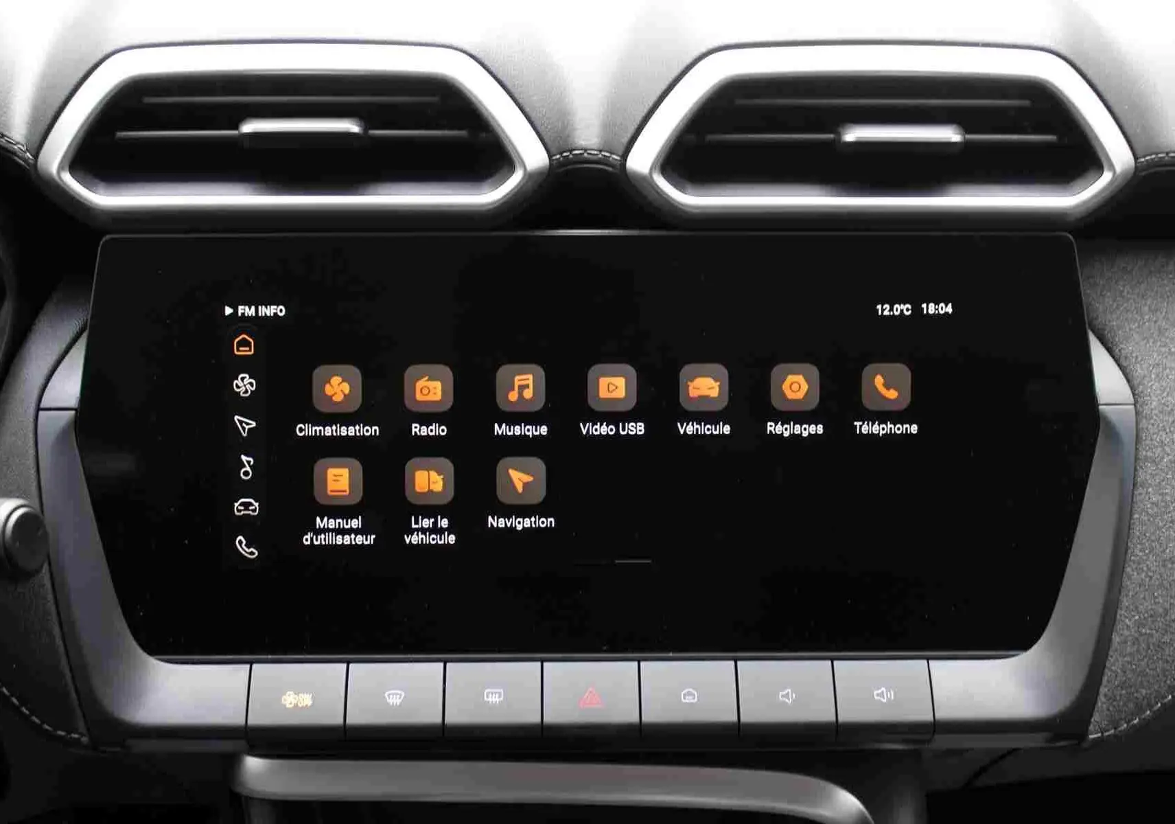 Vue rapprochée de l’écran tactile central du MG ZS 1.5L Hybrid+ 2026 avec commandes climatisation et ventilation visibles.