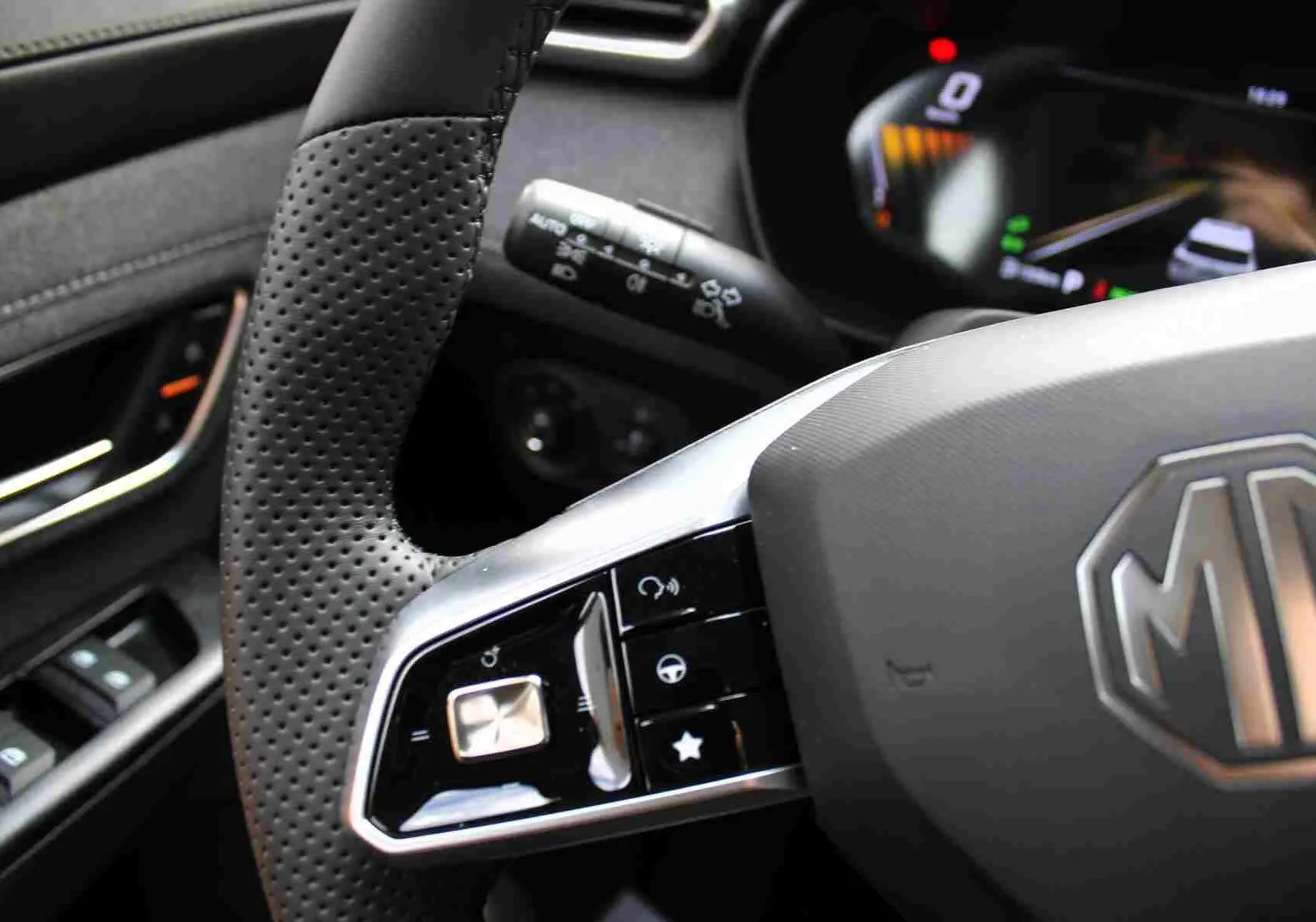 Vue rapprochée de l’écran central du MG ZS 2026 affichant la caméra de recul et l’interface de stationnement.