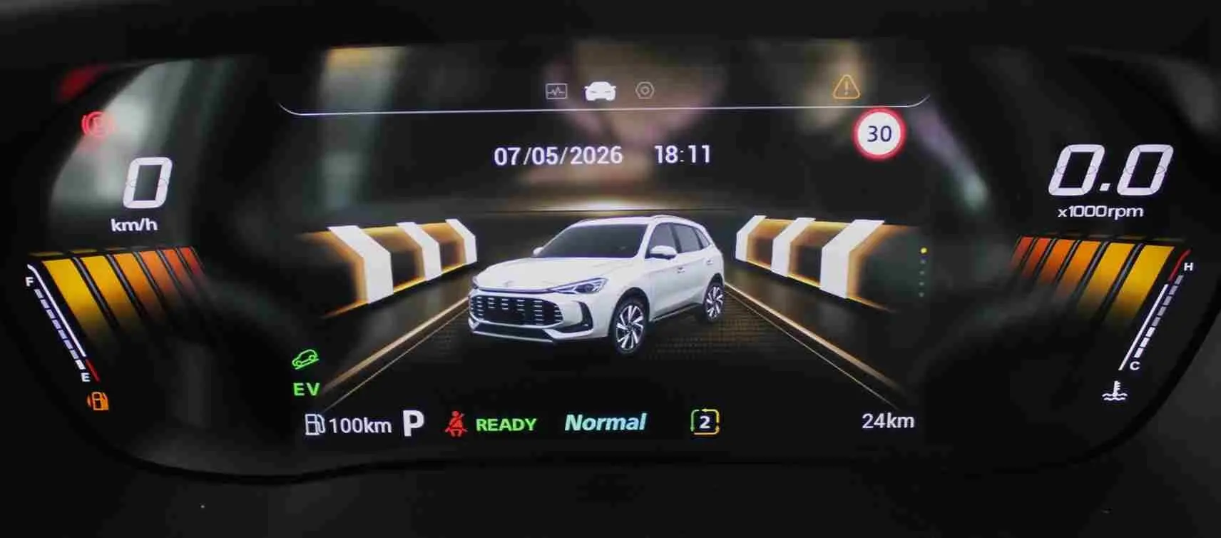 Tableau de bord numérique du MG ZS hybride 2026 affichant la pression des pneus et l'autonomie restante.