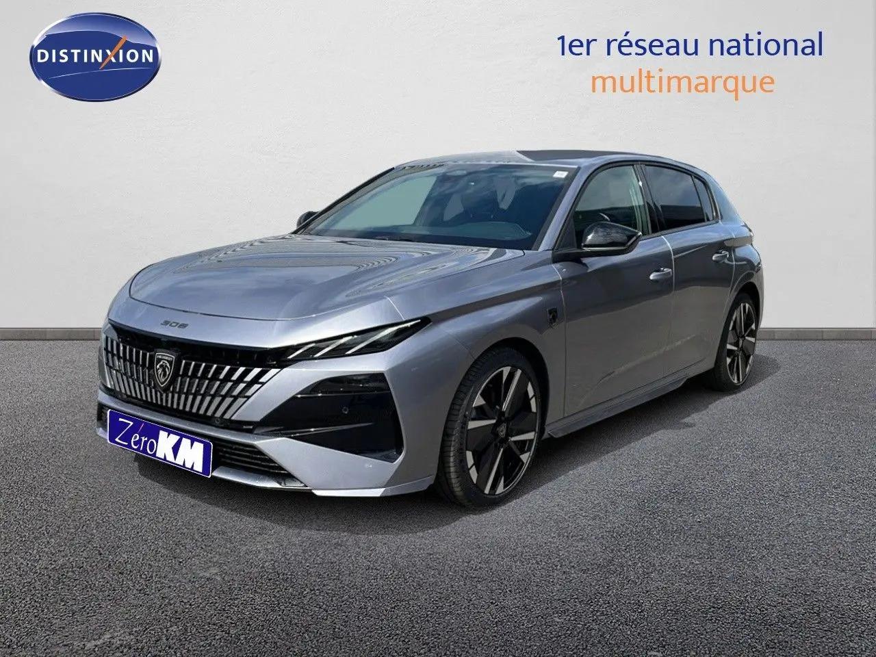 Vue 3/4 avant droite d'une Peugeot 308 gris Artense métal avec calandre distinctive et jantes noires et argentées.