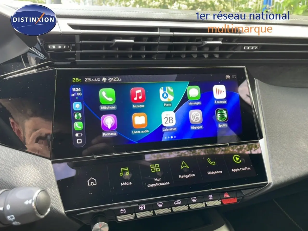 Vue rapprochée de l’écran tactile central du tableau de bord de la Peugeot 308 gris Artense 2026, affichant Apple CarPlay.