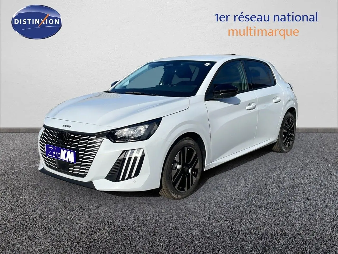 Peugeot 208 Hybrid blanc Okenite métal en 3/4 avant droit, avec jantes noires et calandre distinctive.