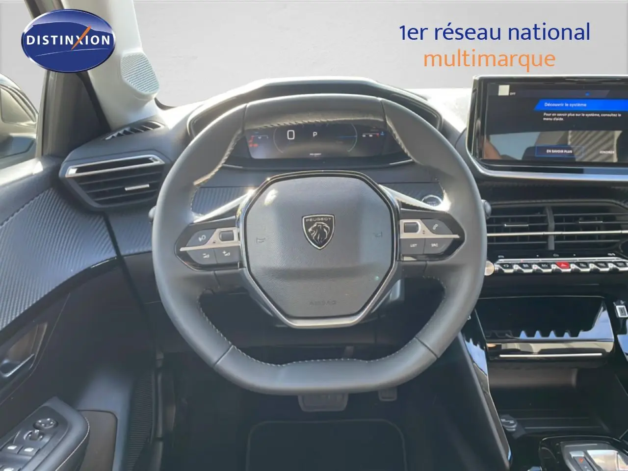 Vue intérieure centrée sur le volant compact de la Peugeot 208 Hybrid 110ch, avec tableau de bord numérique et écran tactile.