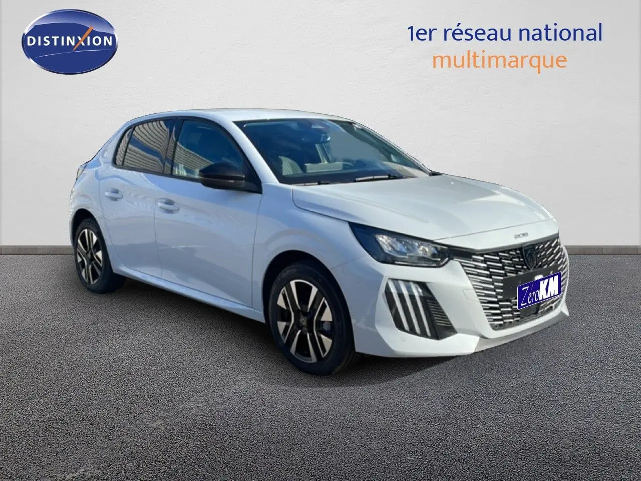 Peugeot 208 hybride blanche vue en 3/4 avant droit, avec calandre distinctive et jantes noires et argentées.