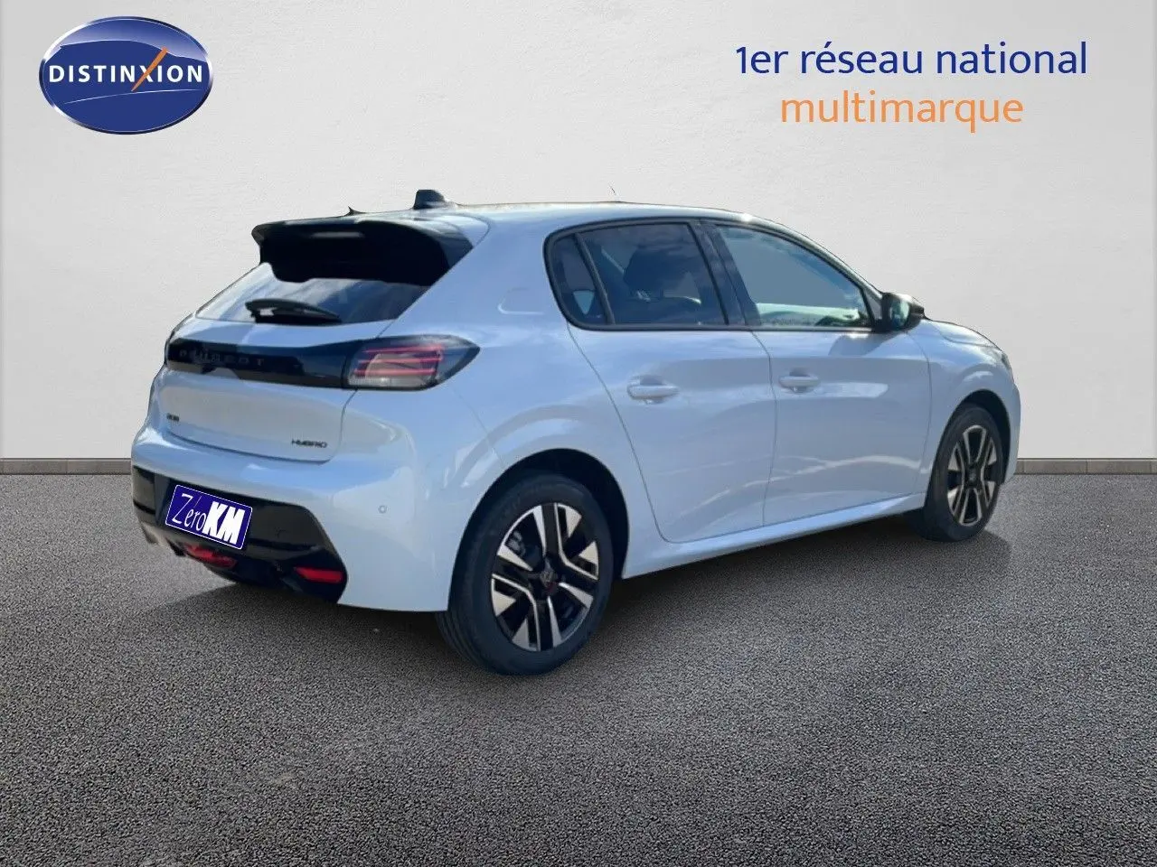 Peugeot 208 Hybrid blanc Okenite vue 3/4 arrière droit, avec jantes alliage et toit noir contrasté.