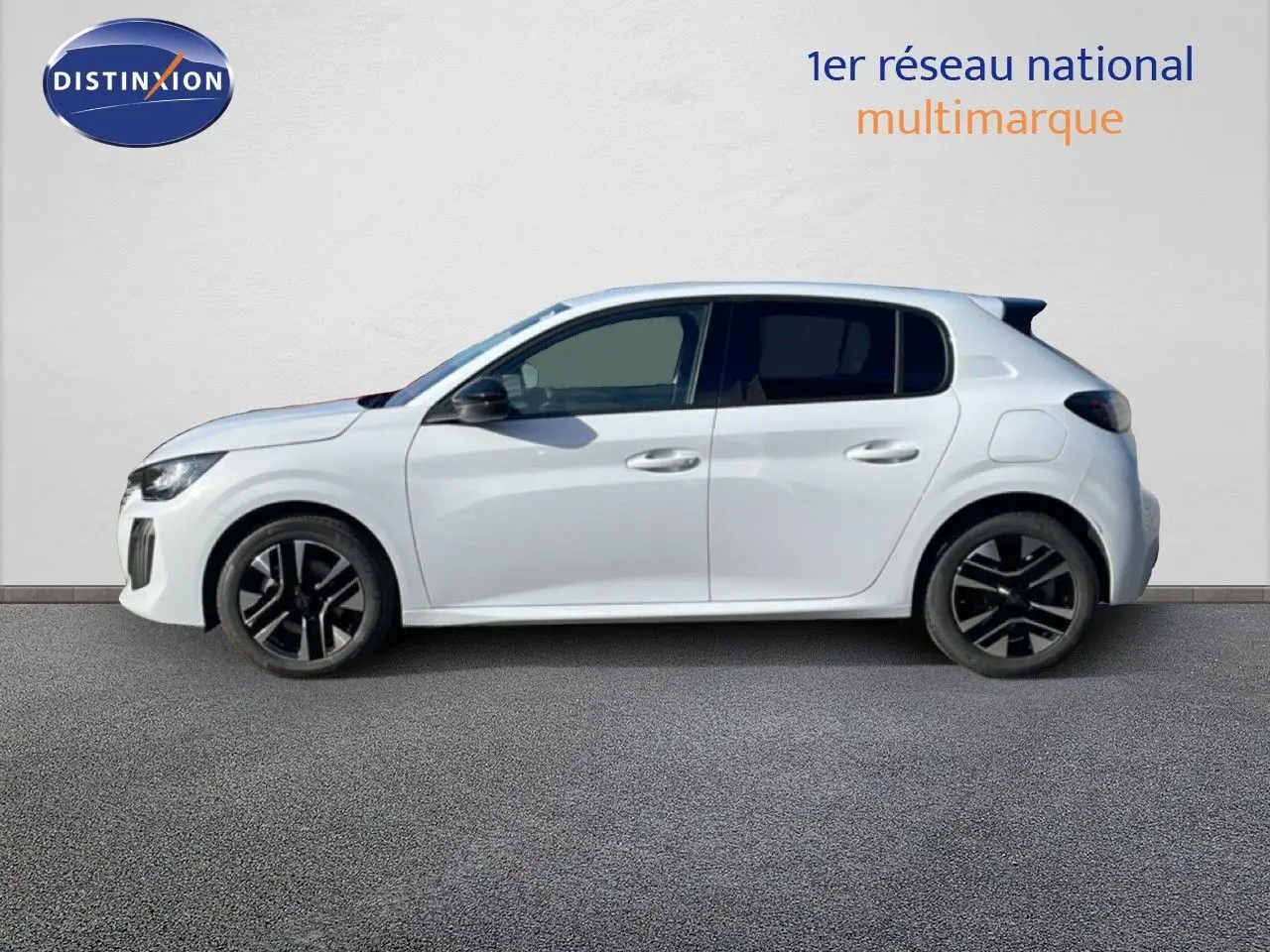 Profil droit d'une Peugeot 208 hybride blanche Okenite Metal avec jantes noires et vitres teintées.