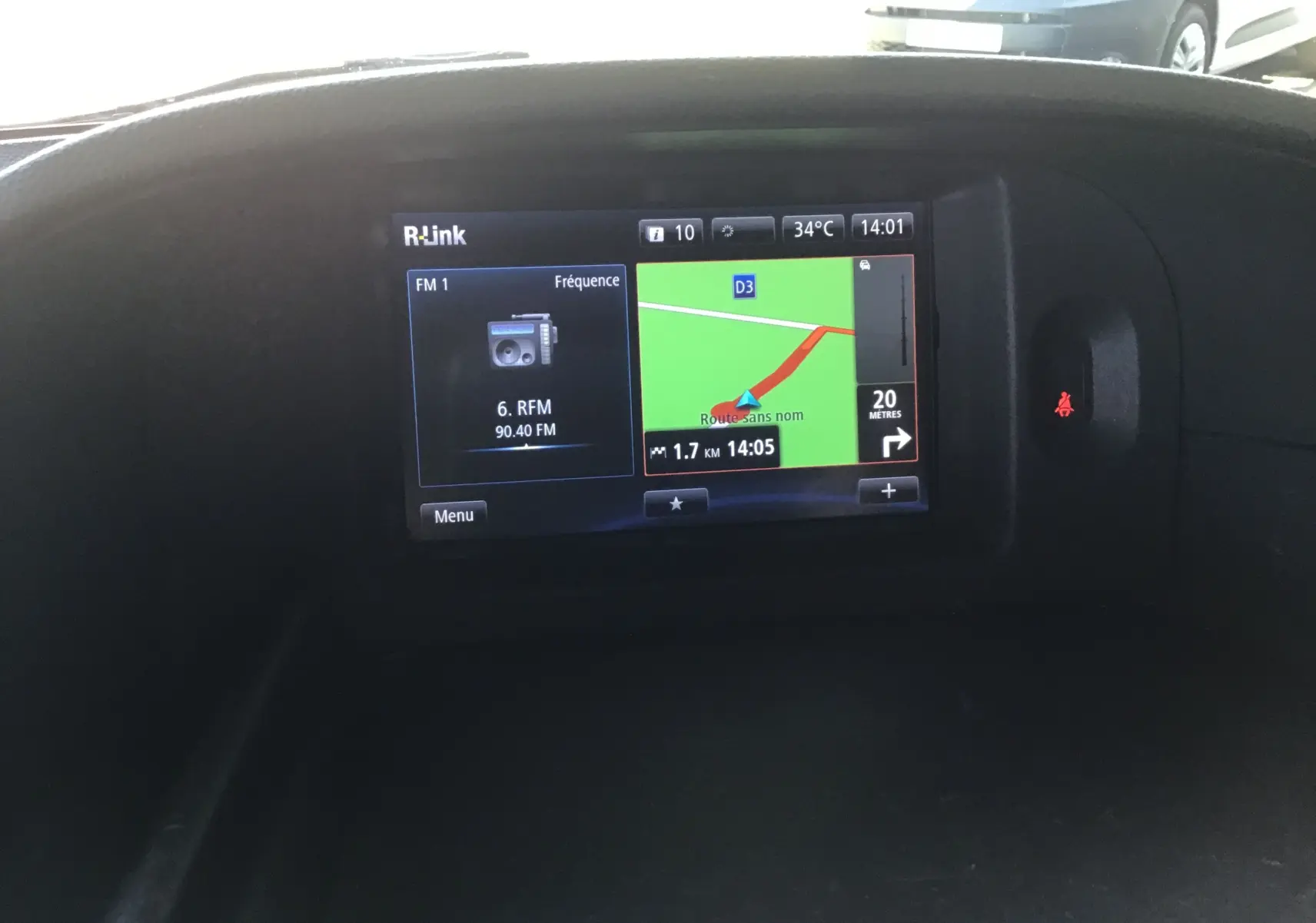 Écran central R-Link du Renault Kangoo 2021 affichant la radio FM et la navigation GPS en intérieur noir.