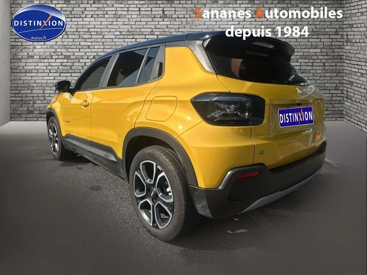 Vue 3/4 arrière droite d'un Jeep Avenger jaune foncé avec toit noir et jantes alliage distinctives.