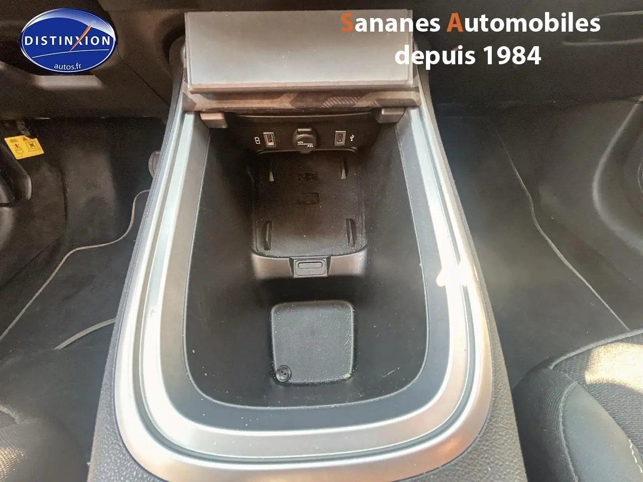 Vue rapprochée de la console centrale du Jeep Avenger 2025, montrant le compartiment de rangement et prises USB.