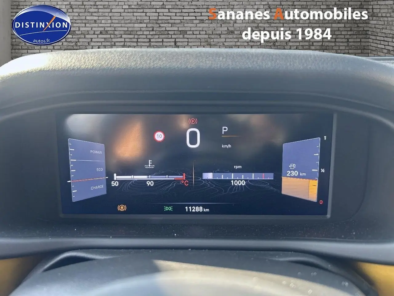 Combiné d'instrumentation numérique du Jeep Avenger 2025 affichant vitesse, autonomie et température moteur.