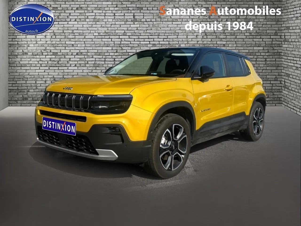 Jeep Avenger jaune foncé vue 3/4 avant droit, avec calandre gloss black et toit noir contrasté.
