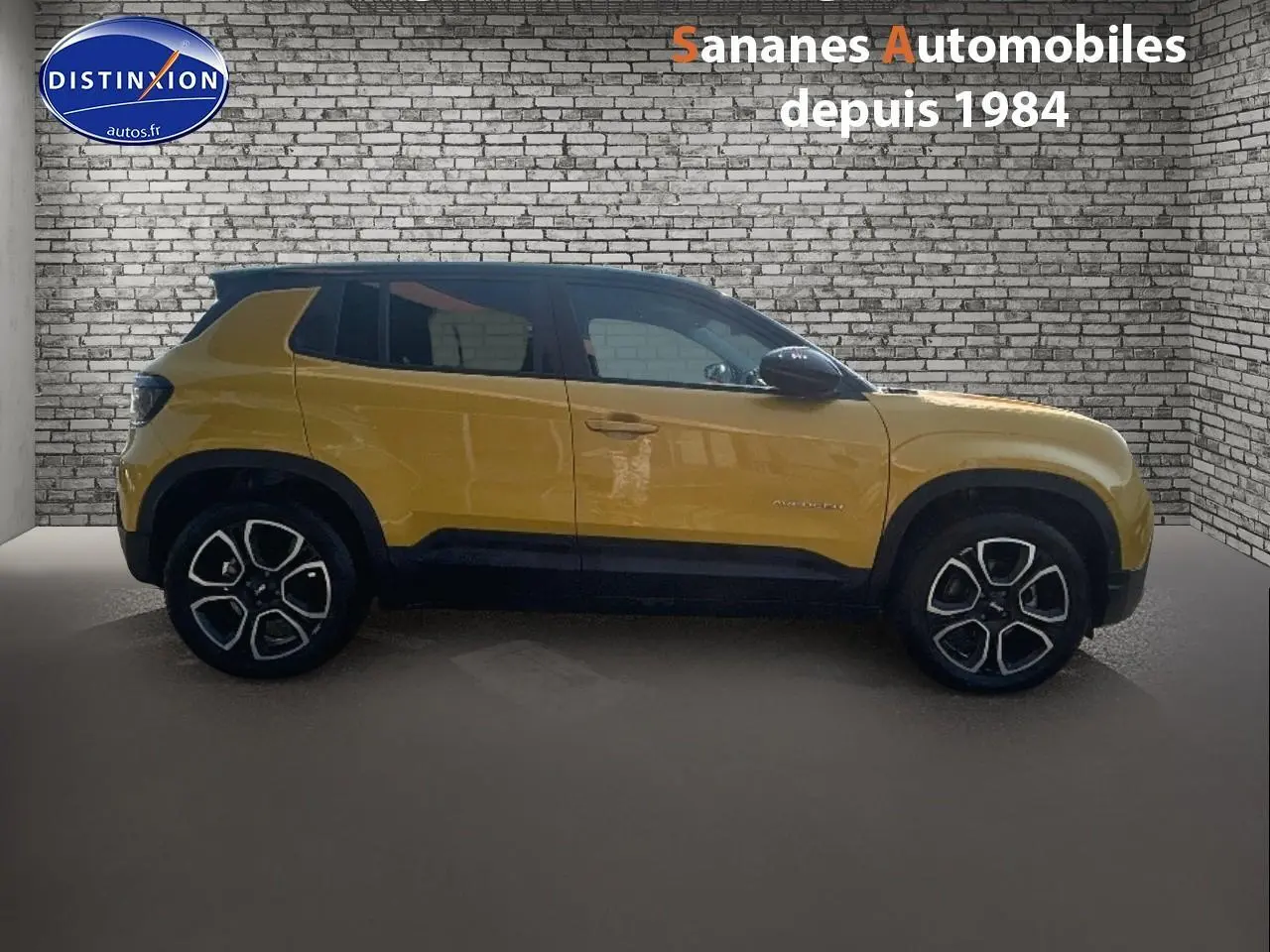 Profil droit d'un Jeep Avenger jaune foncé avec toit noir, roues alliage et détails noirs contrastants.