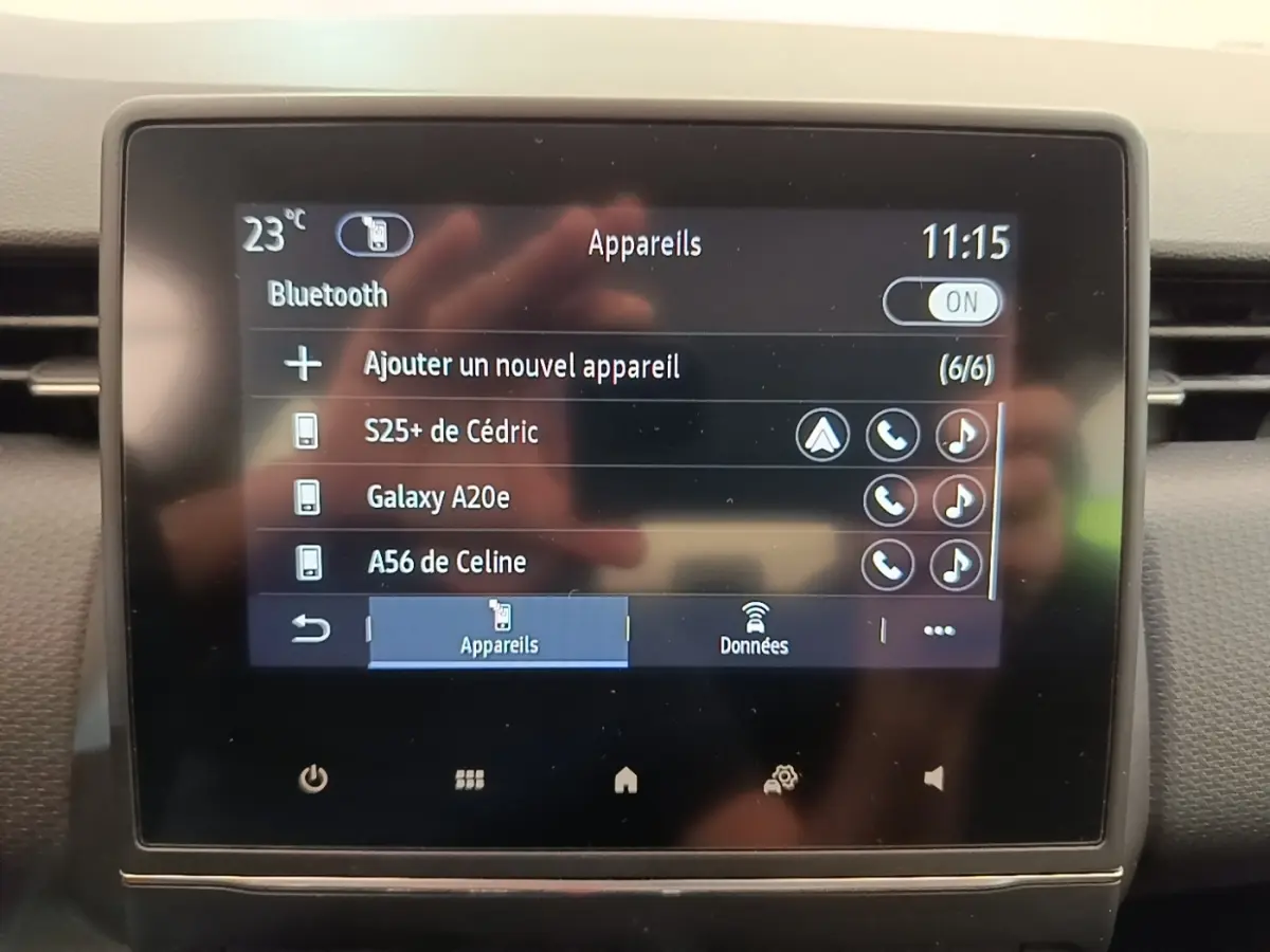 Écran tactile central de la Renault Clio Business E-TECH 140 blanc, affichant menu Bluetooth et appareils connectés.