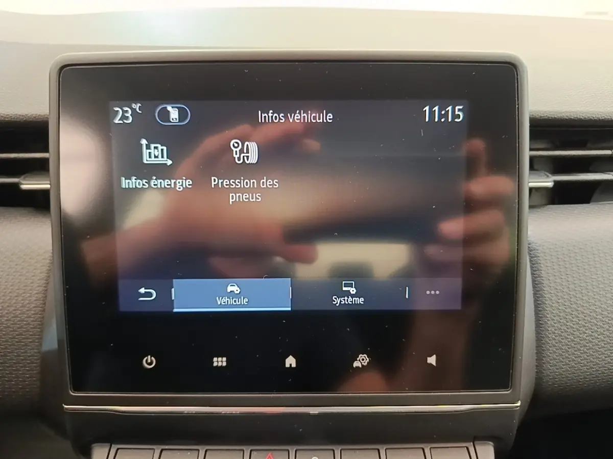 Écran tactile central de la Renault Clio Business E-TECH 140 blanc, affichant les infos véhicule et pression des pneus.