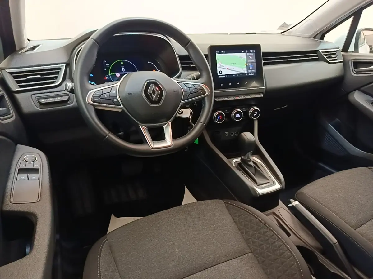 Vue intérieure avant de la Renault Clio Business E-TECH 140 2021, volant cuir multifonctions et écran tactile central.