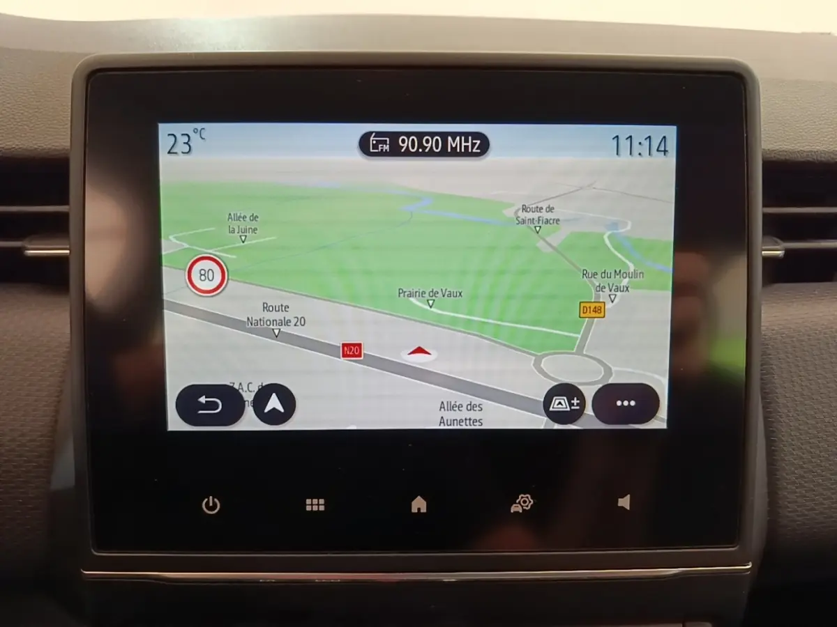 Écran tactile central de navigation 7 pouces dans une Renault Clio Business E-TECH blanche, vue intérieure frontale.