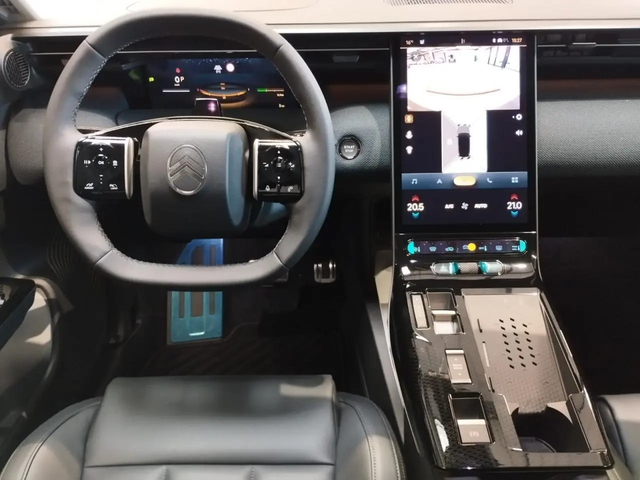 Intérieur Citroën C5 Aircross 2026 vu de face, volant cuir, écran tactile vertical et console centrale noire brillante.