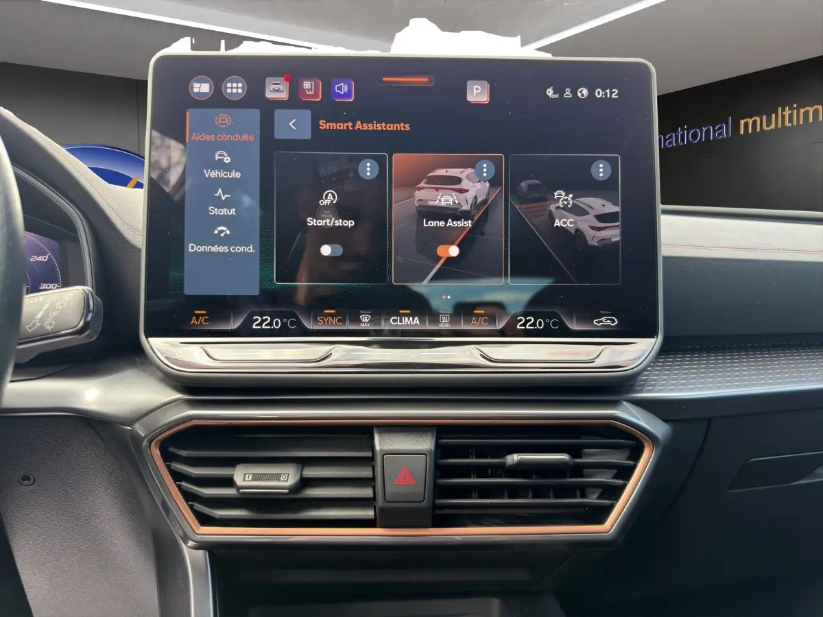 Vue rapprochée de l'écran tactile central du tableau de bord du CUPRA Formentor avec interface d'assistants de conduite.