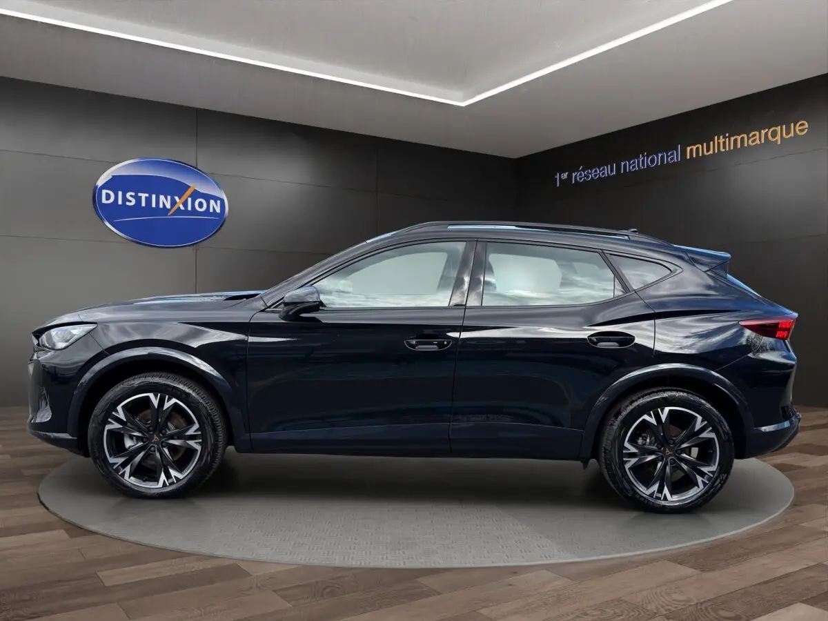 Vue latérale gauche d'un CUPRA Formentor 2025 noir avec jantes alliage distinctives et toit ouvrant panoramique.
