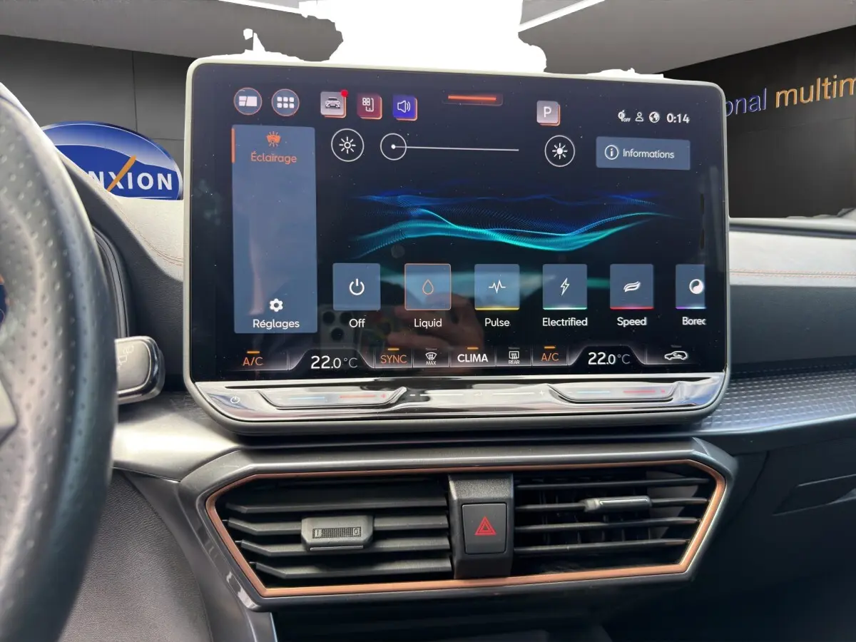 Vue intérieure centrée sur l'écran tactile multimédia du tableau de bord du CUPRA Formentor 2025 avec détails d'éclairage.