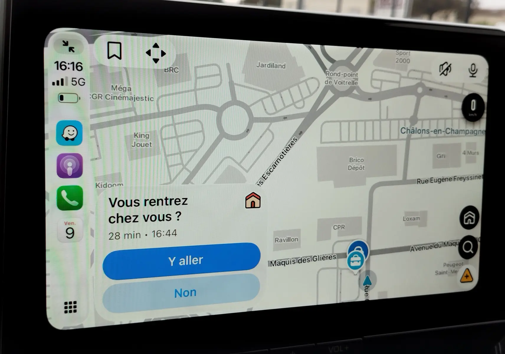 Écran tactile intérieur du Toyota Corolla Cross Hybrid 140 Luxury Limited 2025 affichant la navigation GPS en mode carte.