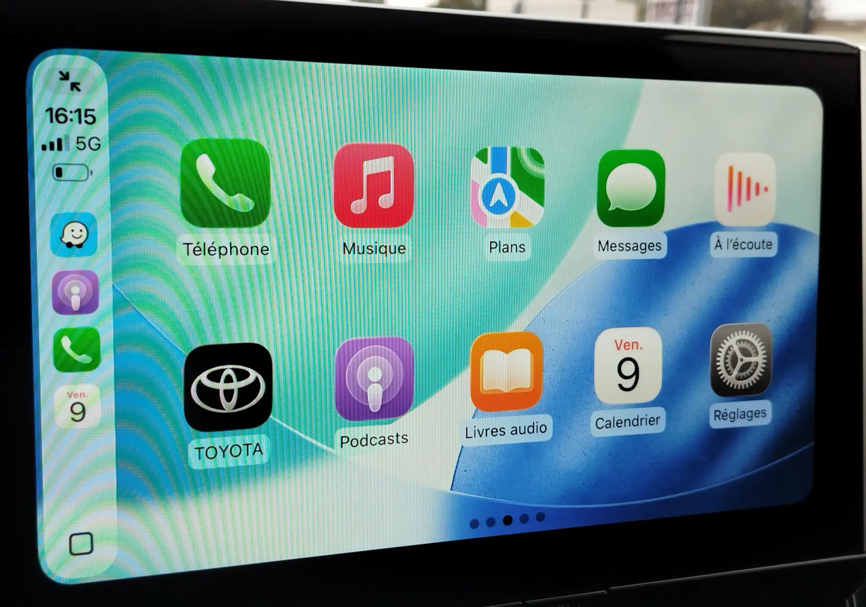 Écran tactile intérieur du Toyota Corolla Cross Hybrid 140 Luxury Limited 2025 affichant Apple CarPlay.