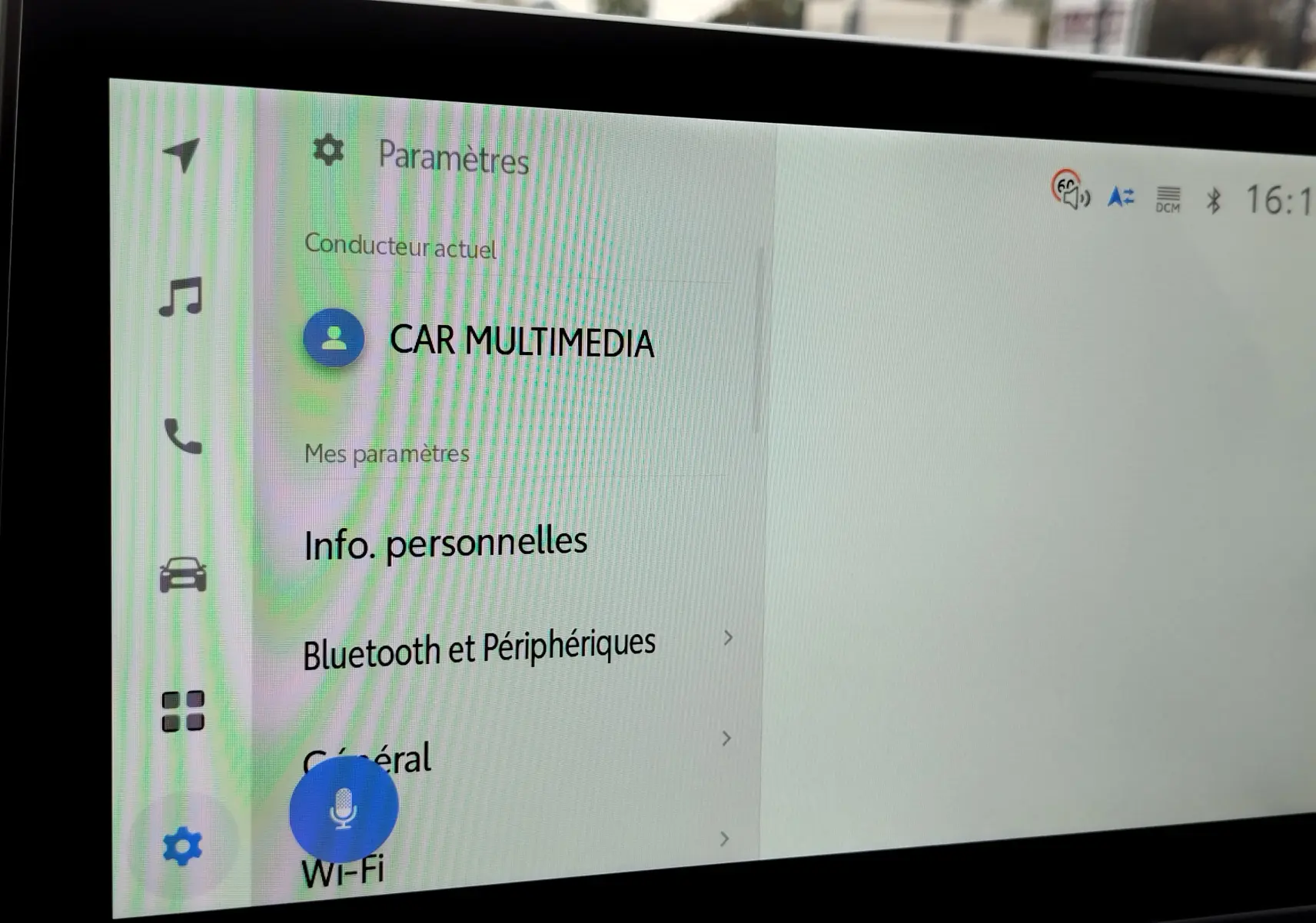 Écran tactile du système multimédia du Toyota Corolla Cross Hybrid 140 Luxury Limited, affichant les paramètres connectés.